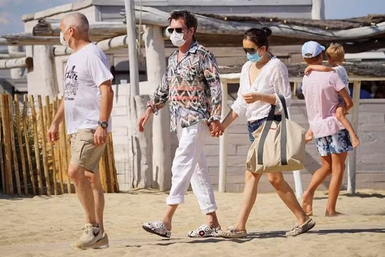 Củng Lợi và Jean Michel Jarre luôn sát bên như hình với bóng. Sự lãng mạn của cả hai ở tuổi xế chiều khiến nhiều người không khỏi ngưỡng mộ.