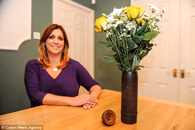 Nhặt được cái bình sắt kỳ lạ, người phụ nữ vui tay nhặt về làm lọ cắm hoa suốt 30 mới phát hiện ra mình sống chung với "Tử thần" bấy lâu mà không biết - Ảnh 3. Nhặt được cái bình sắt kỳ lạ, người phụ nữ vui tay nhặt về làm lọ cắm hoa suốt 30 mới phát hiện ra mình sống chung với "Tử thần" bấy lâu mà không biết - Ảnh 3.