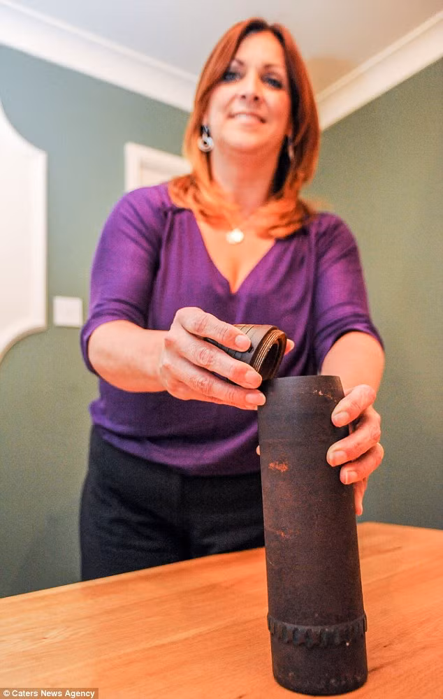 Nhặt được cái bình sắt kỳ lạ, người phụ nữ vui tay nhặt về làm lọ cắm hoa suốt 30 mới phát hiện ra mình sống chung với "Tử thần" bấy lâu mà không biết - Ảnh 4. Nhặt được cái bình sắt kỳ lạ, người phụ nữ vui tay nhặt về làm lọ cắm hoa suốt 30 mới phát hiện ra mình sống chung với "Tử thần" bấy lâu mà không biết - Ảnh 4.