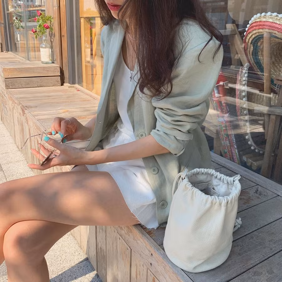 Hoặc không cứ túm/xắn tay áo lung tung, đầy ngẫu hứng như thế này cũng là một ý hay nếu muốn hô biến chiếc blazer của bạn phá cách và khác biệt hơn.