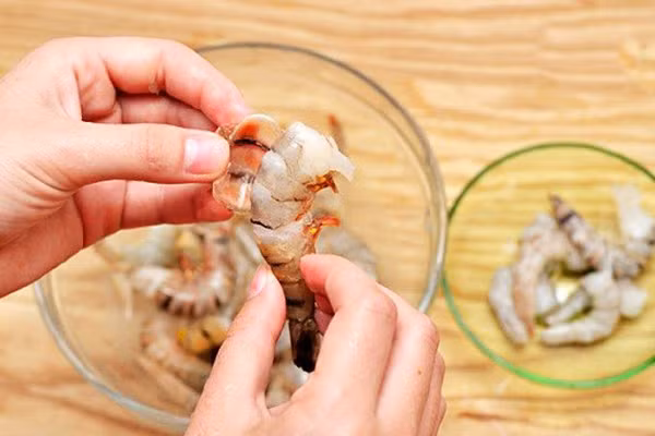 Điểm danh 4 sai lầm thường thấy trong cách chế biến tôm của các bà nội trợ, mắc phải điều số 2 chẳng khác nào vứt tiền qua cửa sổ! - Ảnh 2.