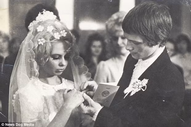 "Búp bê sống" nổi tiếng nhất thế giới: Từ nhỏ đến lớn bó buộc trong "lồng kính" của cha mẹ, không được quyết định cuộc đời mình - Ảnh 4.