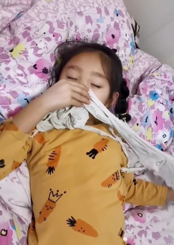 Bất ngờ lý do con gái đi ngủ luôn cầm chặt chiếc áo phông trắng đã rách nát ảnh 1 Bất ngờ lý do con gái đi ngủ luôn cầm chặt chiếc áo phông trắng đã rách nát ảnh 1