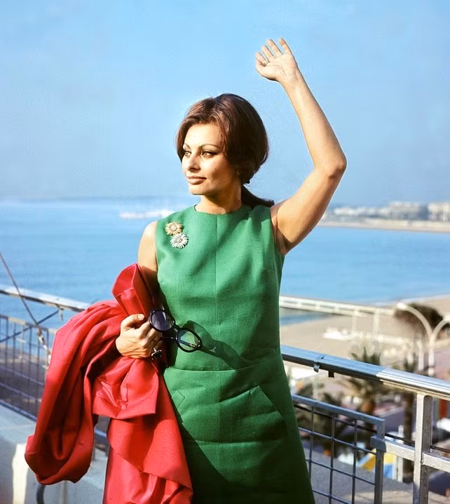 Cũng là Sophia Loren trong bộ váy xanh lá cây vào năm 1964.