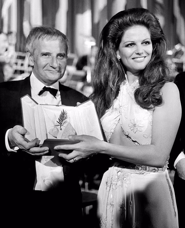 Cô nàng Claudia Cardinale trong bộ váy cut out và kiểu tóc bồng lộng lẫy tại LHP Cannes năm 1969.