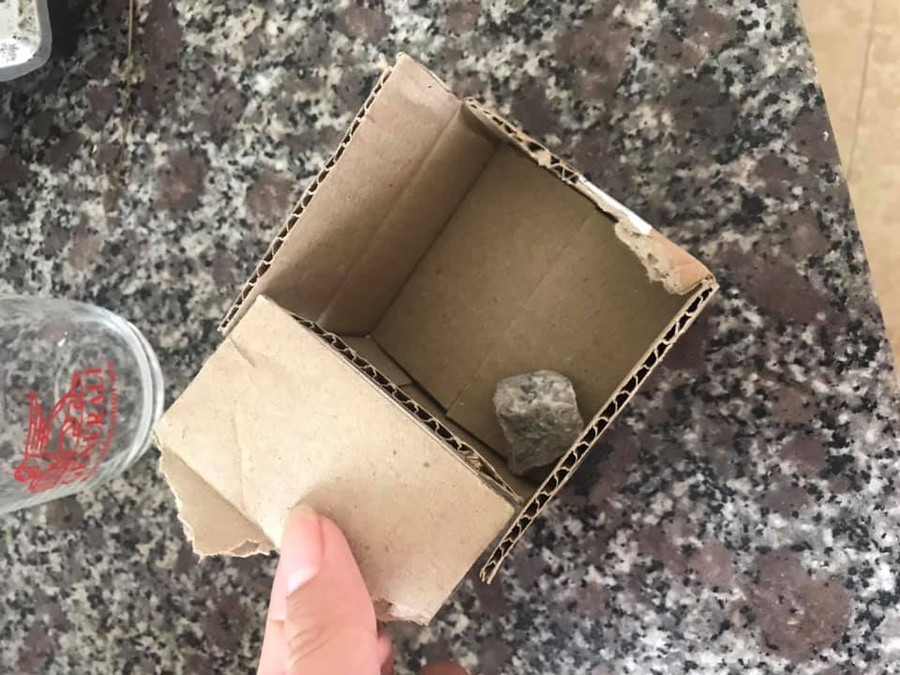 Người tiêu dùng nhận về 1 "cục tức" khi mở hộp hàng ra bên trong toàn đá sỏi. Người tiêu dùng nhận về 1 "cục tức" khi mở hộp hàng ra bên trong toàn đá sỏi.
