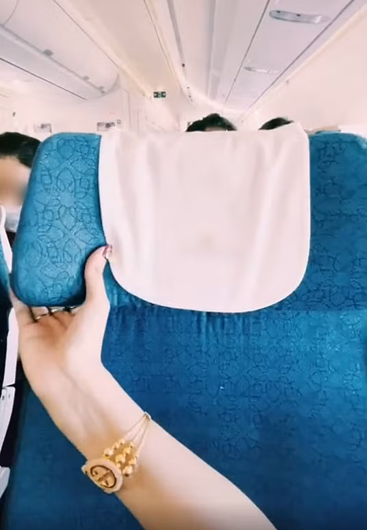 Hầu như rất ít người đi máy bay biết công dụng "thần kì" của một vật gắn trên ghế ảnh 1