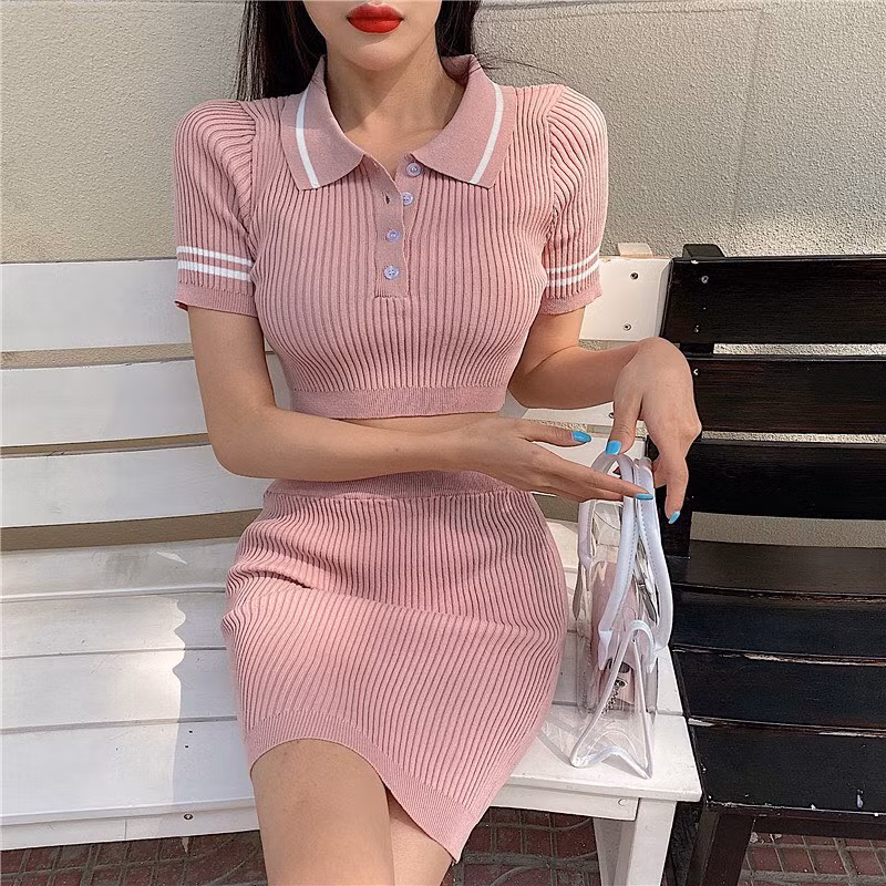 Set váy áo polo của nhà Whattowear cũng được nhiều tín đồ săn đón nhờ tôn dáng, ai diện cũng xinh.