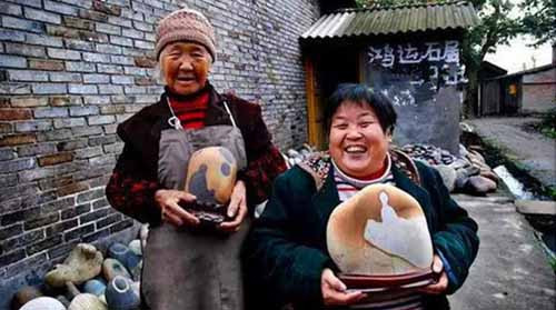 Ngôi làng ẩn chứa"báu vật" ở đáy sông, chỉ cần nhặt đại một cục đá cuội đem bán cũng đủ tiền mua xe, sửa nhà - Ảnh 3. Ngôi làng ẩn chứa"báu vật" ở đáy sông, chỉ cần nhặt đại một cục đá cuội đem bán cũng đủ tiền mua xe, sửa nhà - Ảnh 3.