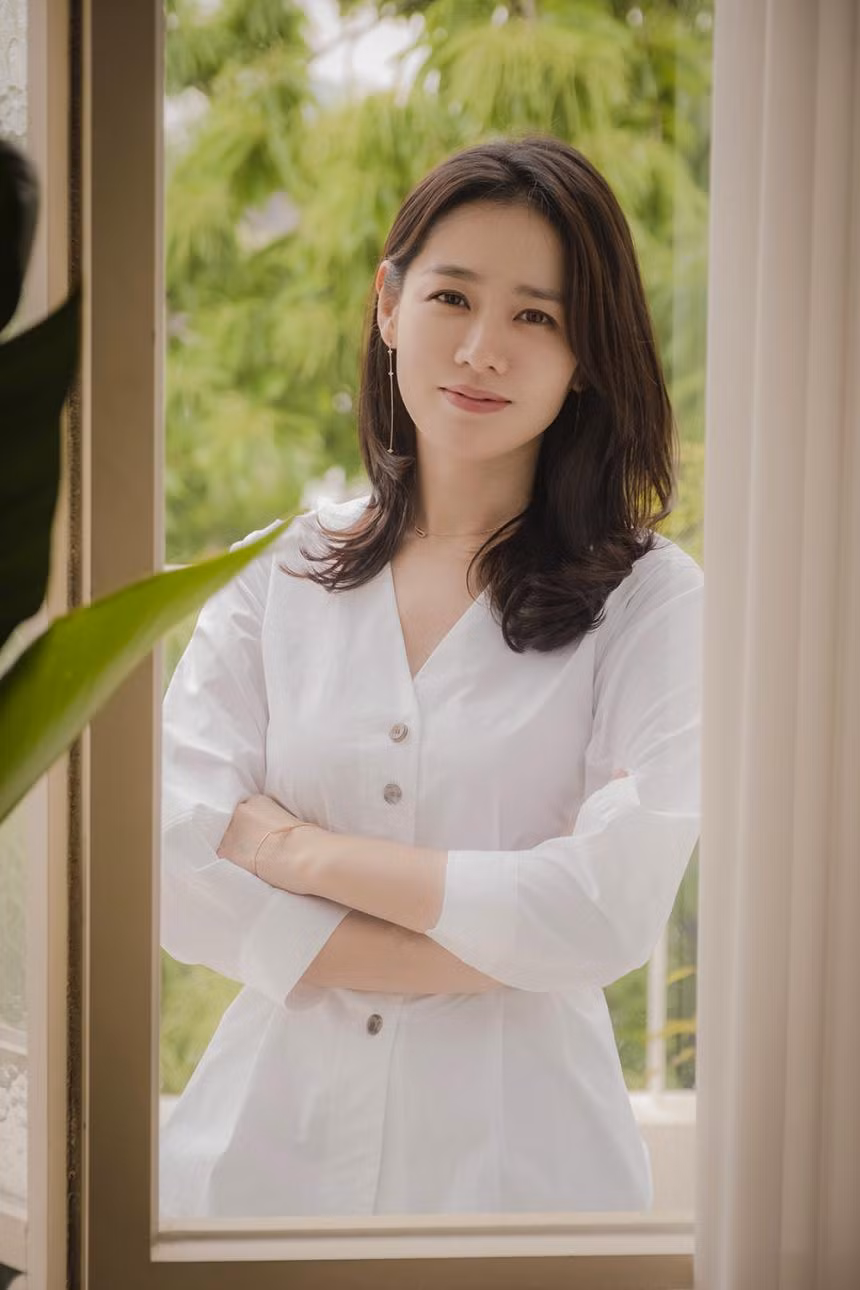 Phụ nữ 30+ có thể học ngay 5 cách diện đồ tinh tế của Son Ye Jin ảnh 11