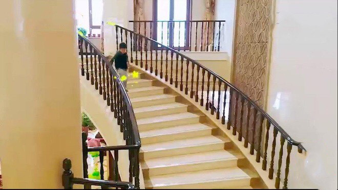 Andy sống như hoàng tử nhưng lại vô cùng cô đơn. Andy sống như hoàng tử nhưng lại vô cùng cô đơn.
