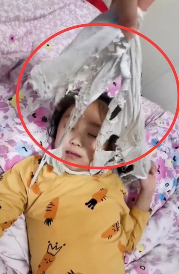 Bất ngờ lý do con gái đi ngủ luôn cầm chặt chiếc áo phông trắng đã rách nát ảnh 2 Bất ngờ lý do con gái đi ngủ luôn cầm chặt chiếc áo phông trắng đã rách nát ảnh 2