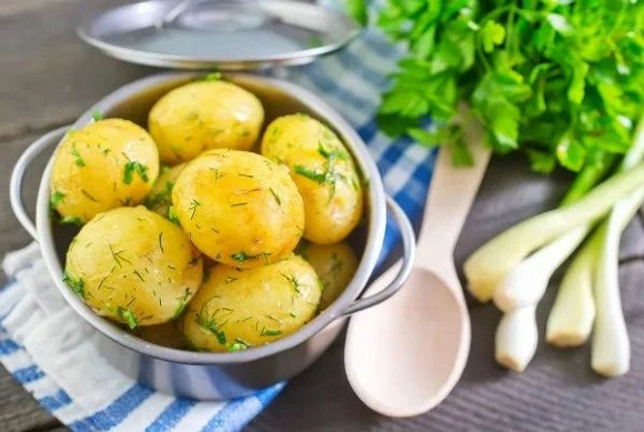 Một củ khoai tây cỡ to có chứa lượng sắt gấp 3 lần so với 84g thịt bò. Một củ khoai tây cỡ to có chứa lượng sắt gấp 3 lần so với 84g thịt bò.