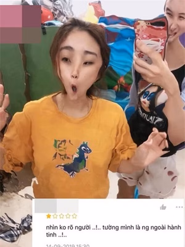 Đặt mua gương dán tường được quảng cáo "thần kỳ" trên mạng, cả phái đẹp lẫn cánh mày râu đều phát khóc khi soi hình thật - Ảnh 1.