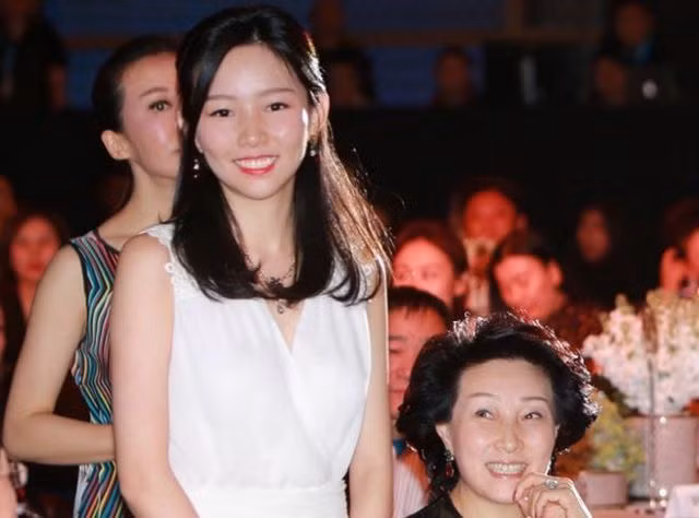 Thiên kim giới siêu giàu Trung Quốc: 23 tuổi thừa kế tài sản 330 nghìn tỷ đồng, đính hôn với "Thái tử" của tập đoàn bán lẻ lớn nhất nước - Ảnh 4.