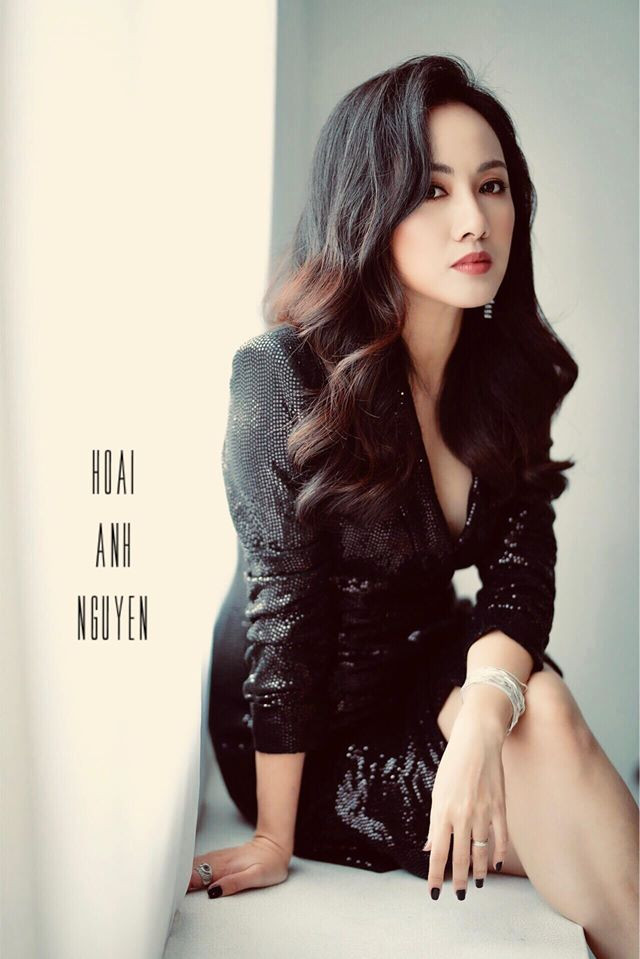 Những mẫu váy xẻ chữ V vừa gợi cảm lại vừa sang trọng giúp tôn lên nét mặn mà đằm thắm của BTV Hoài Anh. Những mẫu váy xẻ chữ V vừa gợi cảm lại vừa sang trọng giúp tôn lên nét mặn mà đằm thắm của BTV Hoài Anh.