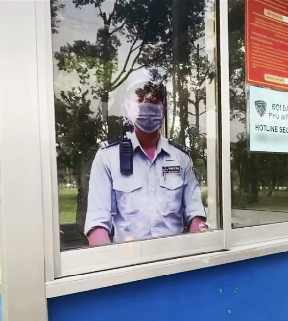 Đi ngang qua bốt bảo vệ thấy có gì đó kỳ lạ, cô gái quay xe lại đến gần và phát hiện sự thật "động trời" bên trong - Ảnh 1.