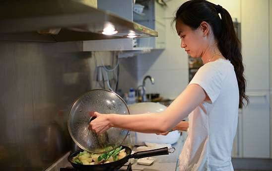 Vợ chẳng bao giờ vào bếp bỗng chuẩn bị mâm cơm thịnh soạn, anh chồng rụng rời khi nghe biết lý do phía sau sự chu đáo này - Ảnh 2. Vợ chẳng bao giờ vào bếp bỗng chuẩn bị mâm cơm thịnh soạn, anh chồng rụng rời khi nghe biết lý do phía sau sự chu đáo này - Ảnh 2.