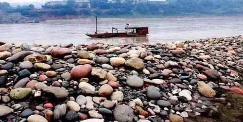 Ngôi làng ẩn chứa"báu vật" ở đáy sông, chỉ cần nhặt đại một cục đá cuội đem bán cũng đủ tiền mua xe, sửa nhà - Ảnh 2. Ngôi làng ẩn chứa"báu vật" ở đáy sông, chỉ cần nhặt đại một cục đá cuội đem bán cũng đủ tiền mua xe, sửa nhà - Ảnh 2.