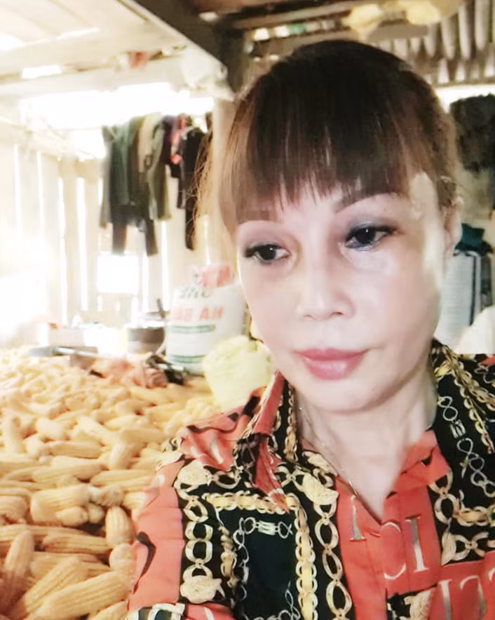 Nhan sắc cô dâu 63 tuổi ở Cao Bằng trông như thế nào trong clip livestream? ảnh 2