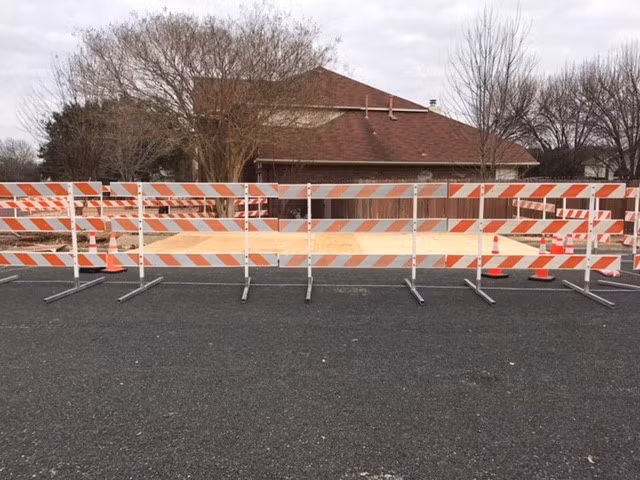 Khu phố đột ngột mất nước, người dân gọi thợ đến sửa để rồi phát hiện cả một "kỳ quan thiên nhiên" ở ngay dưới mặt đường - Ảnh 2.