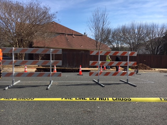 Khu phố đột ngột mất nước, người dân gọi thợ đến sửa để rồi phát hiện cả một "kỳ quan thiên nhiên" ở ngay dưới mặt đường - Ảnh 1. Khu phố đột ngột mất nước, người dân gọi thợ đến sửa để rồi phát hiện cả một "kỳ quan thiên nhiên" ở ngay dưới mặt đường - Ảnh 1.