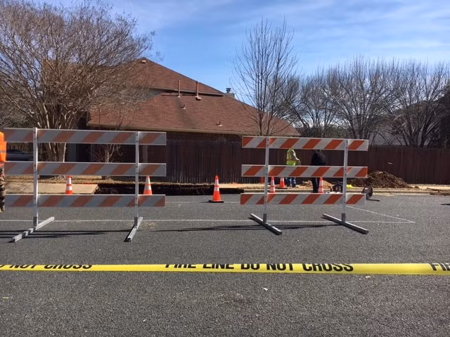 Khu phố đột ngột mất nước, người dân gọi thợ đến sửa để rồi phát hiện cả một "kỳ quan thiên nhiên" ở ngay dưới mặt đường - Ảnh 1.