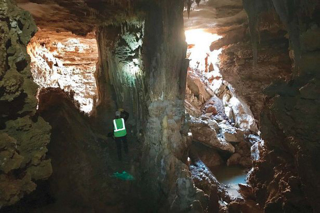 Từ hố sụt ngay mặt đường, sững sờ phát hiện "kỳ quan thiên nhiên" bên dưới ảnh 9 Từ hố sụt ngay mặt đường, sững sờ phát hiện "kỳ quan thiên nhiên" bên dưới ảnh 9