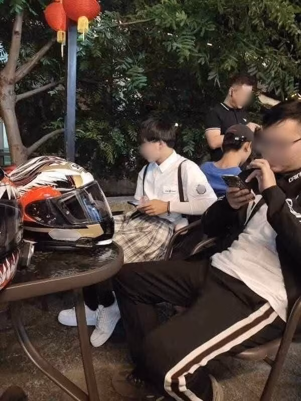 Tất cả chỉ là một sự hiểu lầm đầy oan trái, vì bộ váy nữ sinh mà ai cũng té ngửa khi biết người mặc là một chàng trai!