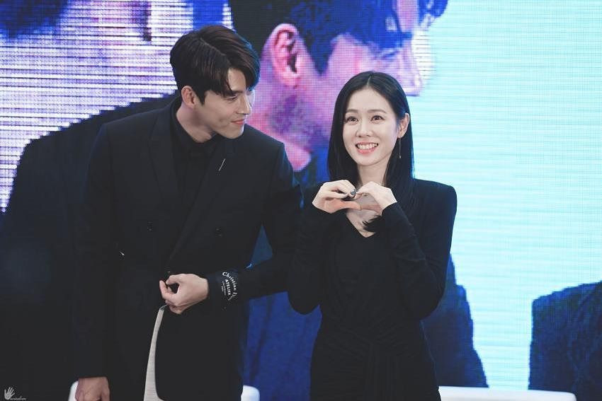 Hyun Bin bộc bạch:"Từ lần gặp đầu tiên đã bị sự tinh tế của cô ấy chinh phục", phụ nữ 30 + nên học ngay 5 cách diện đồ tinh tế từ Son Ye Jin - Ảnh 2. Hyun Bin bộc bạch:"Từ lần gặp đầu tiên đã bị sự tinh tế của cô ấy chinh phục", phụ nữ 30 + nên học ngay 5 cách diện đồ tinh tế từ Son Ye Jin - Ảnh 2.