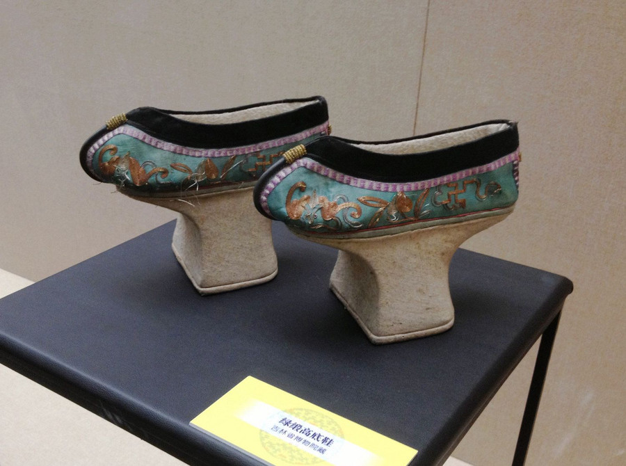 Giày "Hoa bồn để" ất khó đi vì sao phi tần nhà Thanh phải mang? ảnh 1 Giày "Hoa bồn để" ất khó đi vì sao phi tần nhà Thanh phải mang? ảnh 1