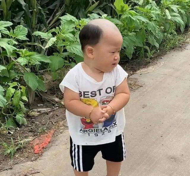 Ông bố ra tay cắt tóc cho con, mẹ nhận "sản phẩm" mà đắng lòng không để đâu cho hết - Ảnh 2. Ông bố ra tay cắt tóc cho con, mẹ nhận "sản phẩm" mà đắng lòng không để đâu cho hết - Ảnh 2.
