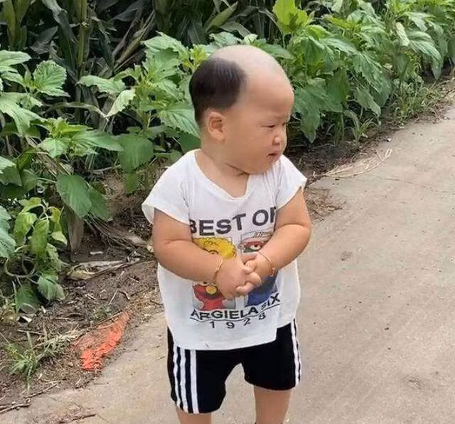 Ông bố ra tay cắt tóc cho con, mẹ nhận "sản phẩm" mà đắng lòng không để đâu cho hết - Ảnh 2.