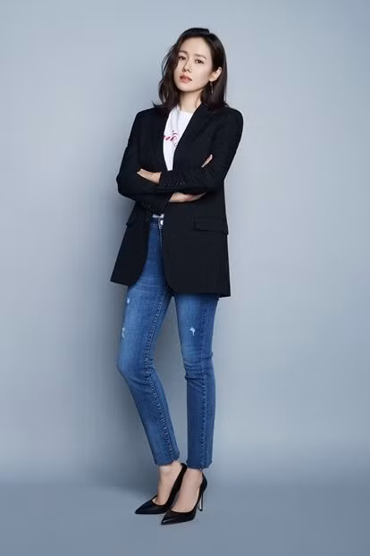 Phụ nữ 30+ có thể học ngay 5 cách diện đồ tinh tế của Son Ye Jin ảnh 24