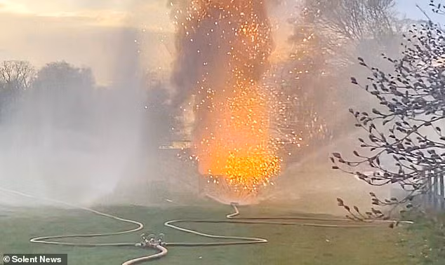 Đào được đống chai sữa trong vườn, người bố 3 con thất kinh khi biết "danh tính" của chúng, cảnh tượng sau đó càng khiến ông biết ơn vì được Tử thần bỏ quên - Ảnh 5.