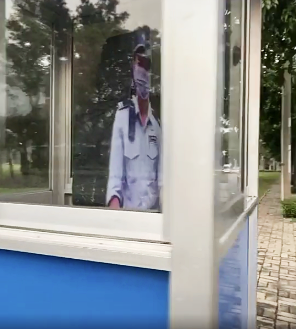 Ngang qua bốt bảo vệ thấy kỳ lạ, cô gái quay lại phát hiện sự thật "động trời" ảnh 2