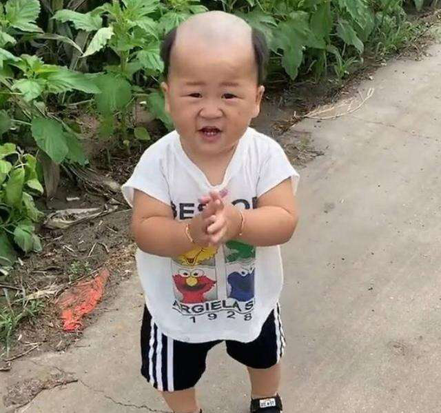 Ông bố ra tay cắt tóc cho con, mẹ nhận "sản phẩm" mà đắng lòng không để đâu cho hết - Ảnh 3. Ông bố ra tay cắt tóc cho con, mẹ nhận "sản phẩm" mà đắng lòng không để đâu cho hết - Ảnh 3.