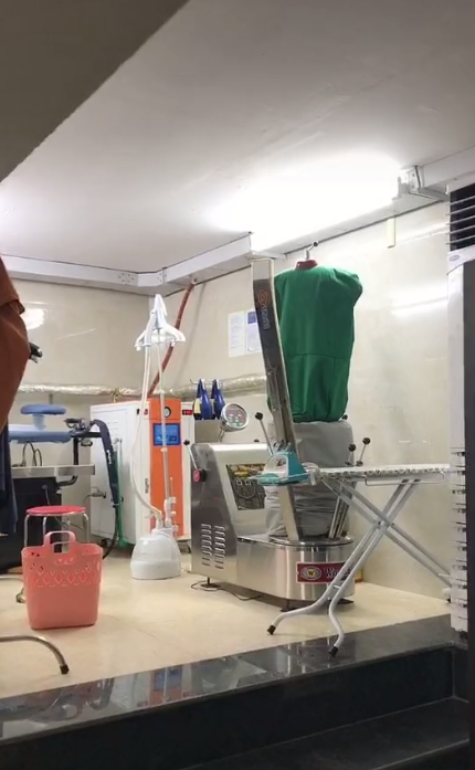 Phòng giặt cao cấp của đại gia Ninh Bình đang được nhân viên tới bảo trì.