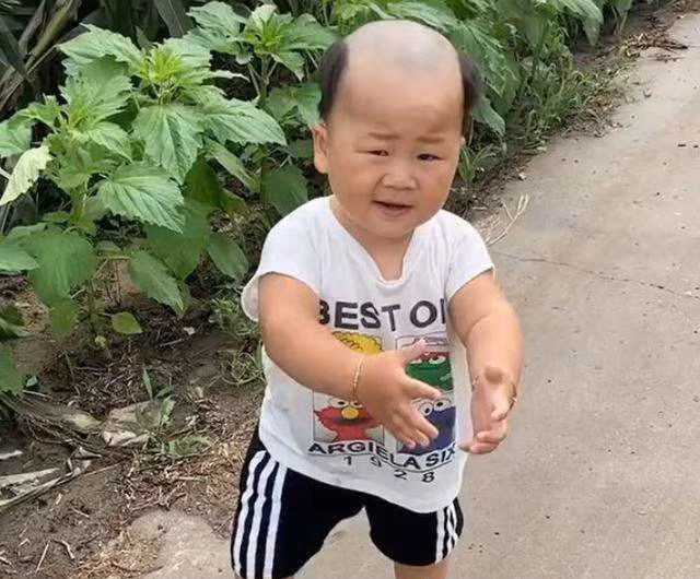 Ông bố ra tay cắt tóc cho con, mẹ nhận "sản phẩm" mà đắng lòng không để đâu cho hết - Ảnh 4.