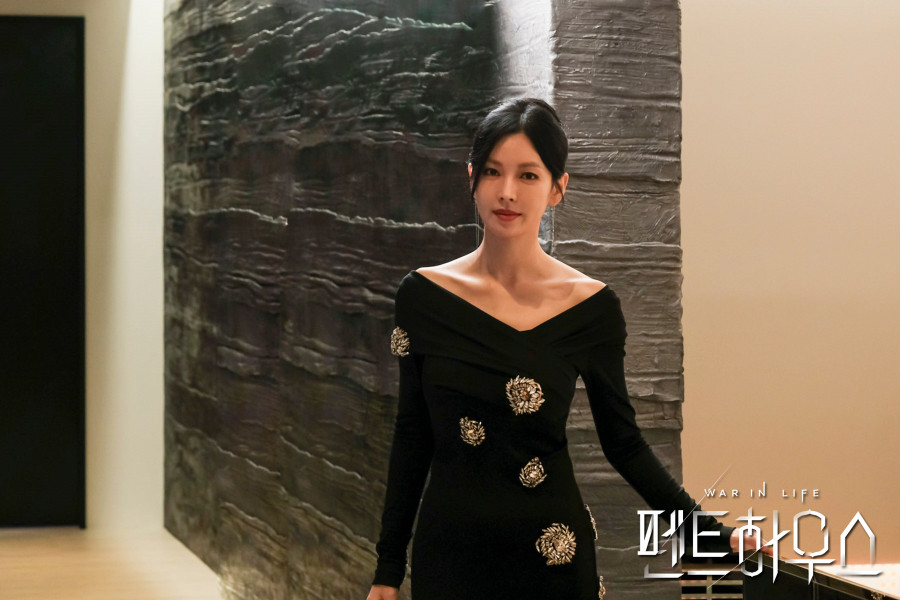 5 mẫu váy sang chảnh thượng lưu, lại tôn dáng của hội chị đẹp "Penthouse" ảnh 3