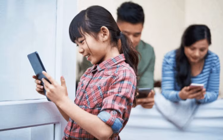 Chia sẻ với con việc sử dụng mạng xã hội như một điều tích cực. (Ảnh minh họa).