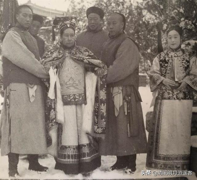 Các thái giám hầu hạ Từ Hi Thái hậu đều mang khăn lụa trên eo của mình. Các thái giám hầu hạ Từ Hi Thái hậu đều mang khăn lụa trên eo của mình.