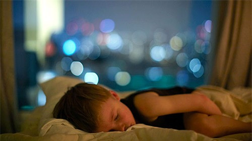 Chọn đèn ngủ có ánh sáng mờ và để xa nơi trẻ nằm (Ảnh minh họa). Chọn đèn ngủ có ánh sáng mờ và để xa nơi trẻ nằm (Ảnh minh họa).