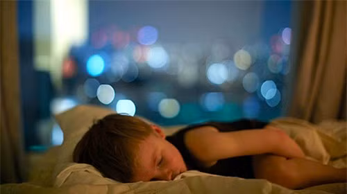 Chọn đèn ngủ có ánh sáng mờ và để xa nơi trẻ nằm (Ảnh minh họa).