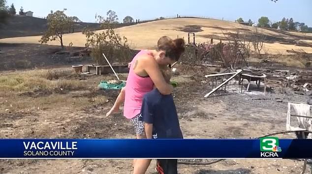 Mất sạch tài sản sau vụ hỏa hoạn, cặp vợ chồng trở về phát hiện điều kỳ diệu dưới đống tro tàn ảnh 5