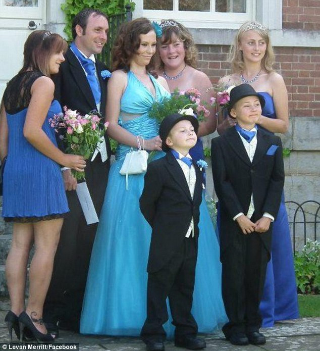 Bé trai 5 tuổi ngã vào chuồng khỉ đột bất tỉnh, con vật cao hơn 2m tiếp cận và những gì diễn ra sau đó khiến người ta vừa thót tim, vừa khó tin - Ảnh 10. Bé trai 5 tuổi ngã vào chuồng khỉ đột bất tỉnh, con vật cao hơn 2m tiếp cận và những gì diễn ra sau đó khiến người ta vừa thót tim, vừa khó tin - Ảnh 10.