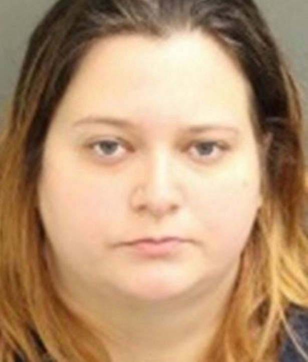 Thấy điều bất thường ở bé trai 11 tuổi khi đi ăn cùng gia đình, nữ phục vụ lén đưa đứa trẻ mảnh giấy và nhờ đó mà cứu mạng em - Ảnh 2. Thấy điều bất thường ở bé trai 11 tuổi khi đi ăn cùng gia đình, nữ phục vụ lén đưa đứa trẻ mảnh giấy và nhờ đó mà cứu mạng em - Ảnh 2.