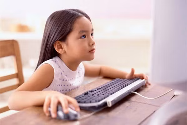 Con chưa đến độ tuổi này bố mẹ tuyệt đối không cho sử dụng Facebook