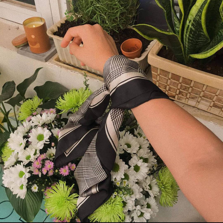Mốt quấn khăn chất đét được các sao lăng xê, bắt chước diện theo bạn chắc chắn cool ngầu 10 điểm - Ảnh 15. Mốt quấn khăn chất đét được các sao lăng xê, bắt chước diện theo bạn chắc chắn cool ngầu 10 điểm - Ảnh 15.