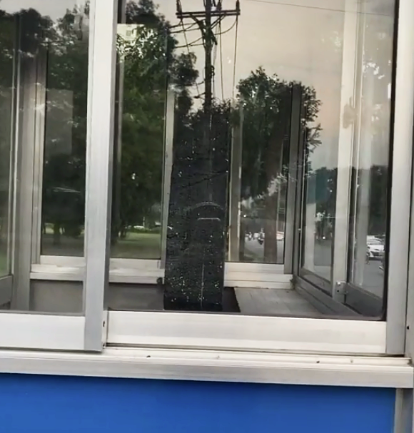 Ngang qua bốt bảo vệ thấy kỳ lạ, cô gái quay lại phát hiện sự thật "động trời" ảnh 4